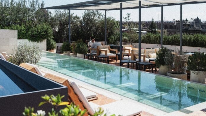 Estos son algunos de los hoteles con alberca que cuentan con day pass y terrazas en CDMX. Foto: Instagram @circulomexicano