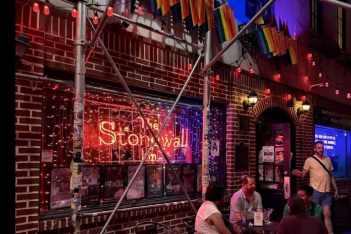 El bar cabaret Stonewall Inn fue donde se gestó la primera manifestación gay en EU. Foto: Instagram @stonewallinn