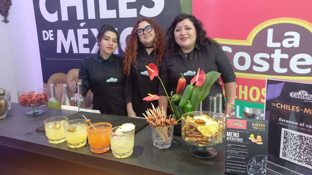 La experiencia mixológica está a cargo de las bartenders Karen, Angélica y Luz. ¡Déjate sorprender con chile este mes patrio! Foto: Citli Toribio
