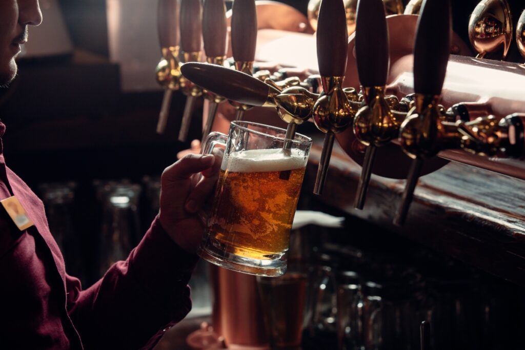 Si lo que buscas es conocer un poco más de la Perla Tapatía de noche y te consideras amante de la cerveza, esto es lo tuyo. Foto: Freepik