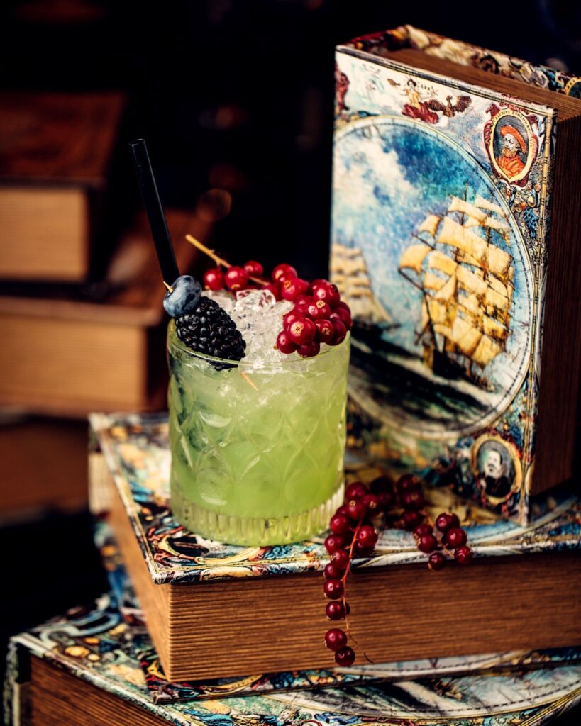 1920: La era de la prohibición dio origen a cocteles clásicos para disimular el mal sabor del alcohol de mala calidad. Foto: Freepik