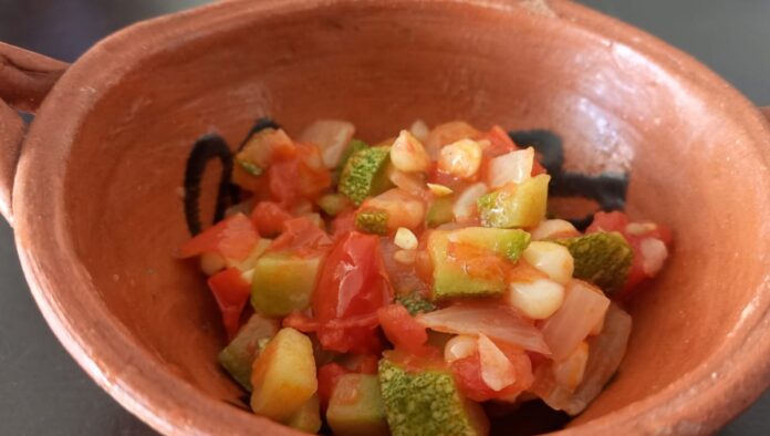 Las calabacitas a la mexicana son un platillo casero ideal para conmemorar el Día de la Gastronomía Mexicana. Foto: Cortesía