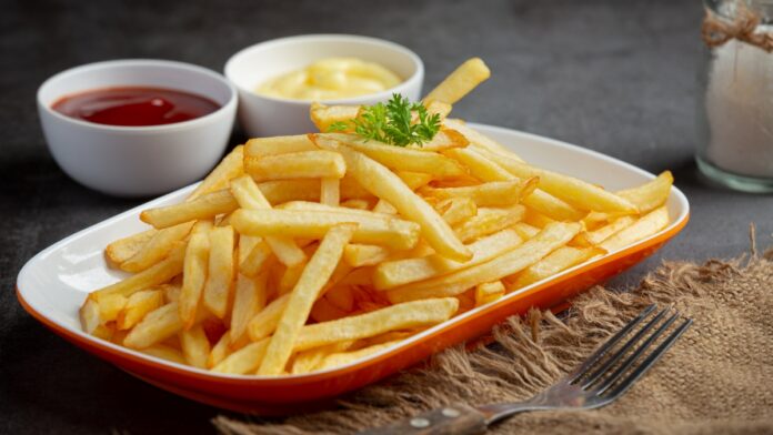 Estas son 5 recetas para hacer aderezos para las papas fritas. Foto: Magnific
